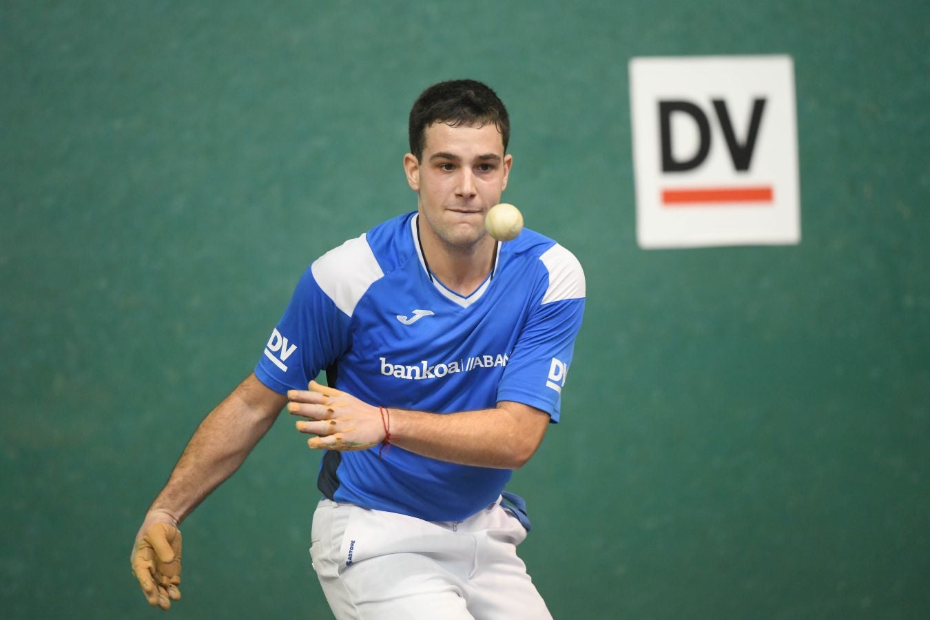 Olatz Arrizabalaga destroza a Amaia Aldia con el saque (6-22) y sucede a la de Dima en el palmarés. 