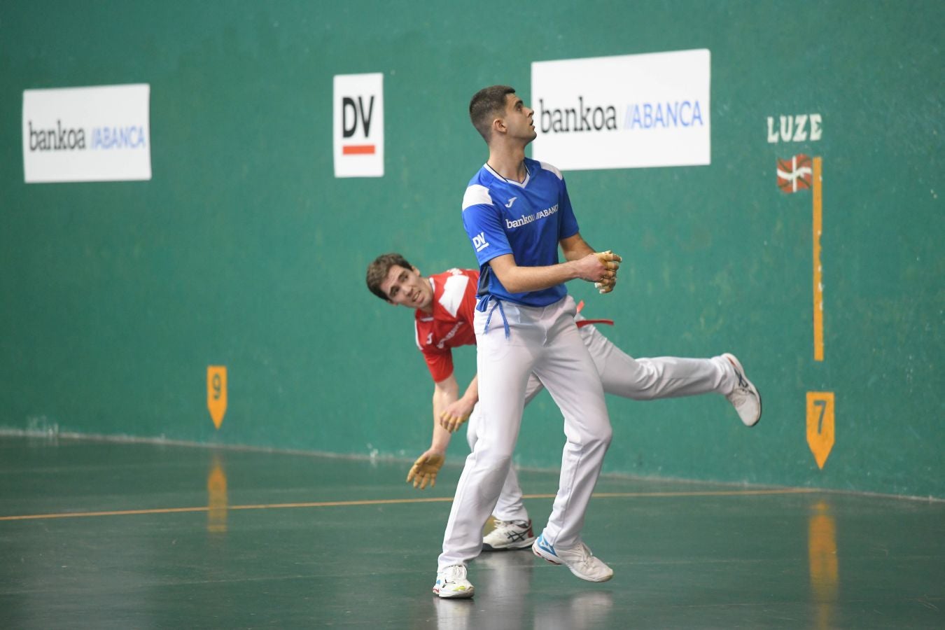 Olatz Arrizabalaga destroza a Amaia Aldia con el saque (6-22) y sucede a la de Dima en el palmarés. 