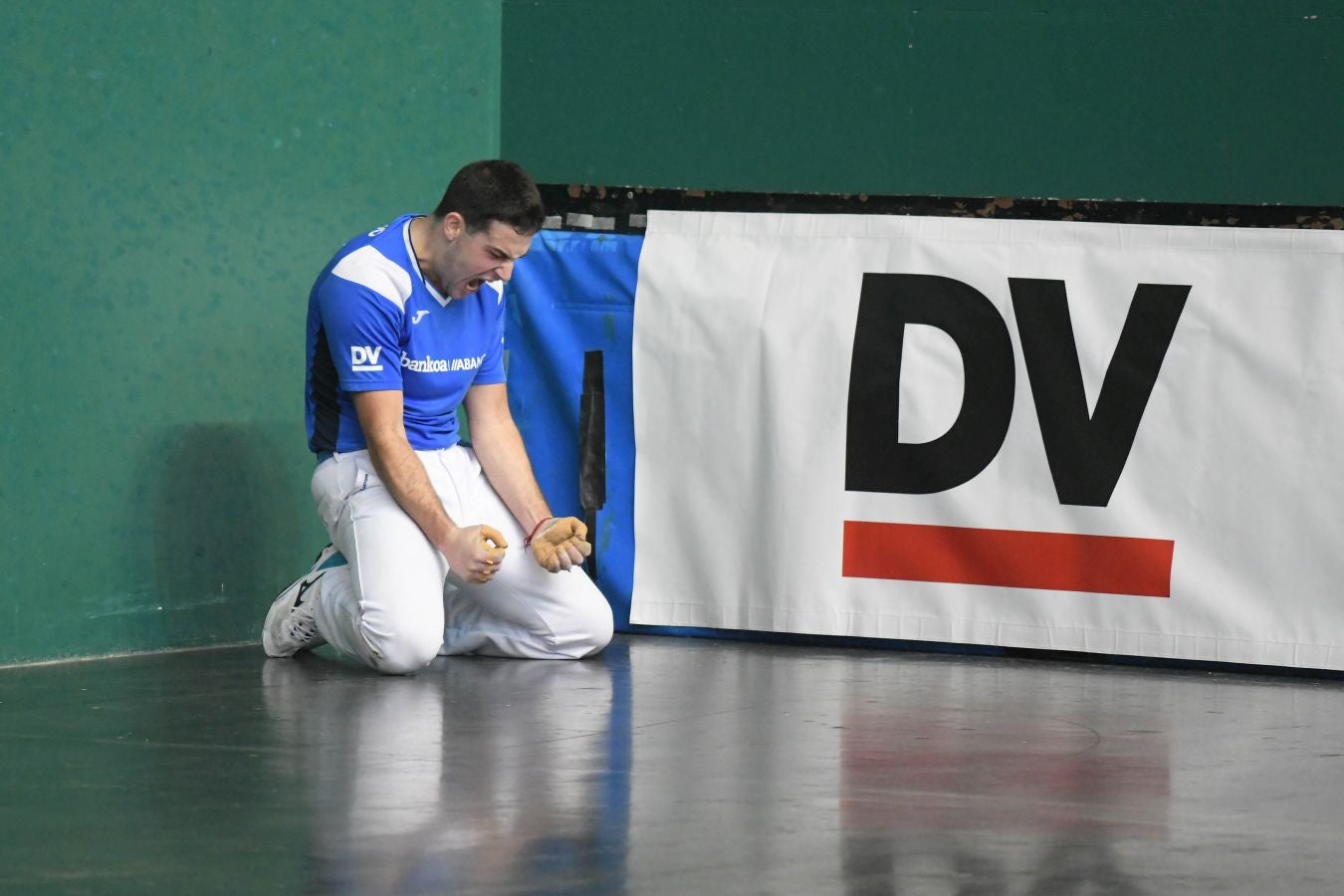 Olatz Arrizabalaga destroza a Amaia Aldia con el saque (6-22) y sucede a la de Dima en el palmarés. 