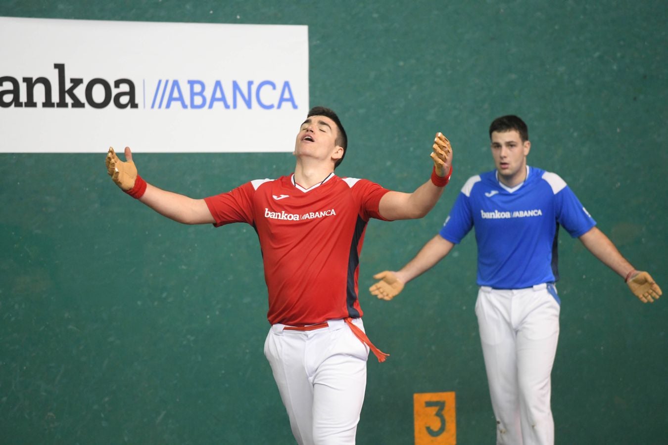 Olatz Arrizabalaga destroza a Amaia Aldia con el saque (6-22) y sucede a la de Dima en el palmarés. 