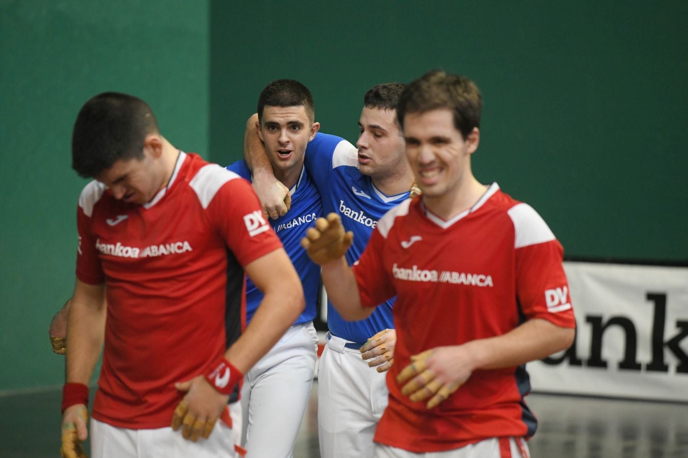 Olatz Arrizabalaga destroza a Amaia Aldia con el saque (6-22) y sucede a la de Dima en el palmarés. 