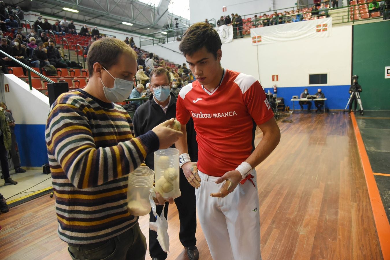 Olatz Arrizabalaga destroza a Amaia Aldia con el saque (6-22) y sucede a la de Dima en el palmarés. 