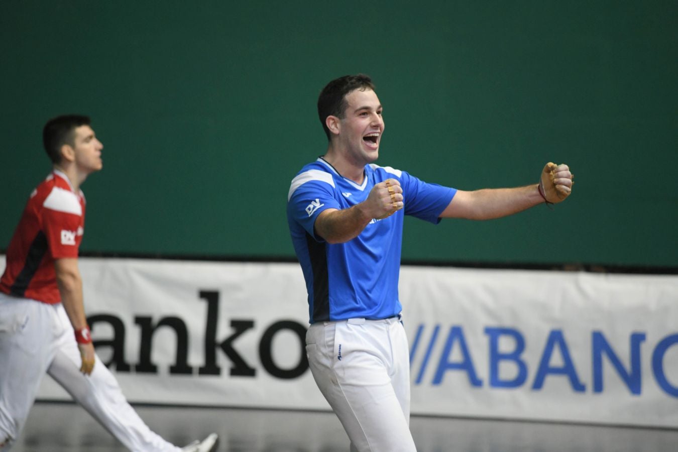 Olatz Arrizabalaga destroza a Amaia Aldia con el saque (6-22) y sucede a la de Dima en el palmarés. 