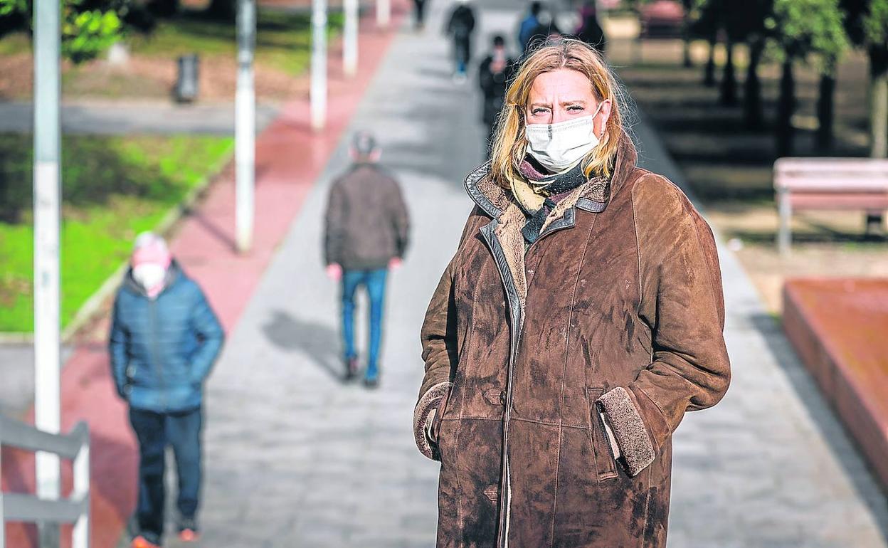 La neumóloga Laura Tomás, en el parque de Molinuevo de Vitoria.