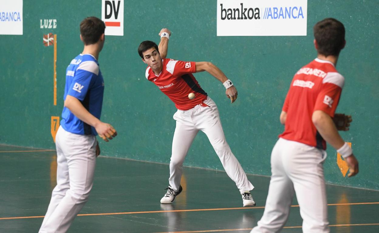 Gorka Ugartemendia extiende el brazo para entrar de derecha ante la mirada de Arrillaga y Zubizarreta.