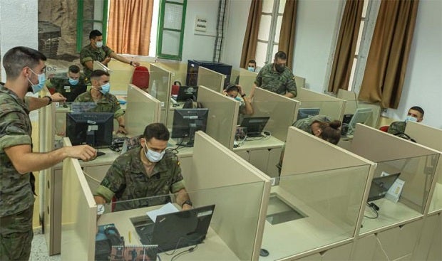 Rastreadores militares en su puesto de trabajo.