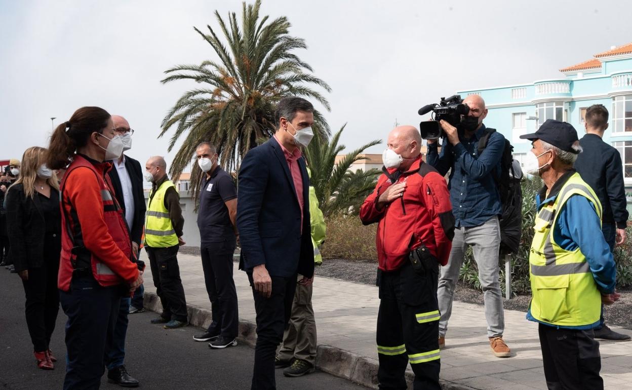 Pedro Sánchez, con responsables de emergencias y Protección Civil, ayer en La Palma. 