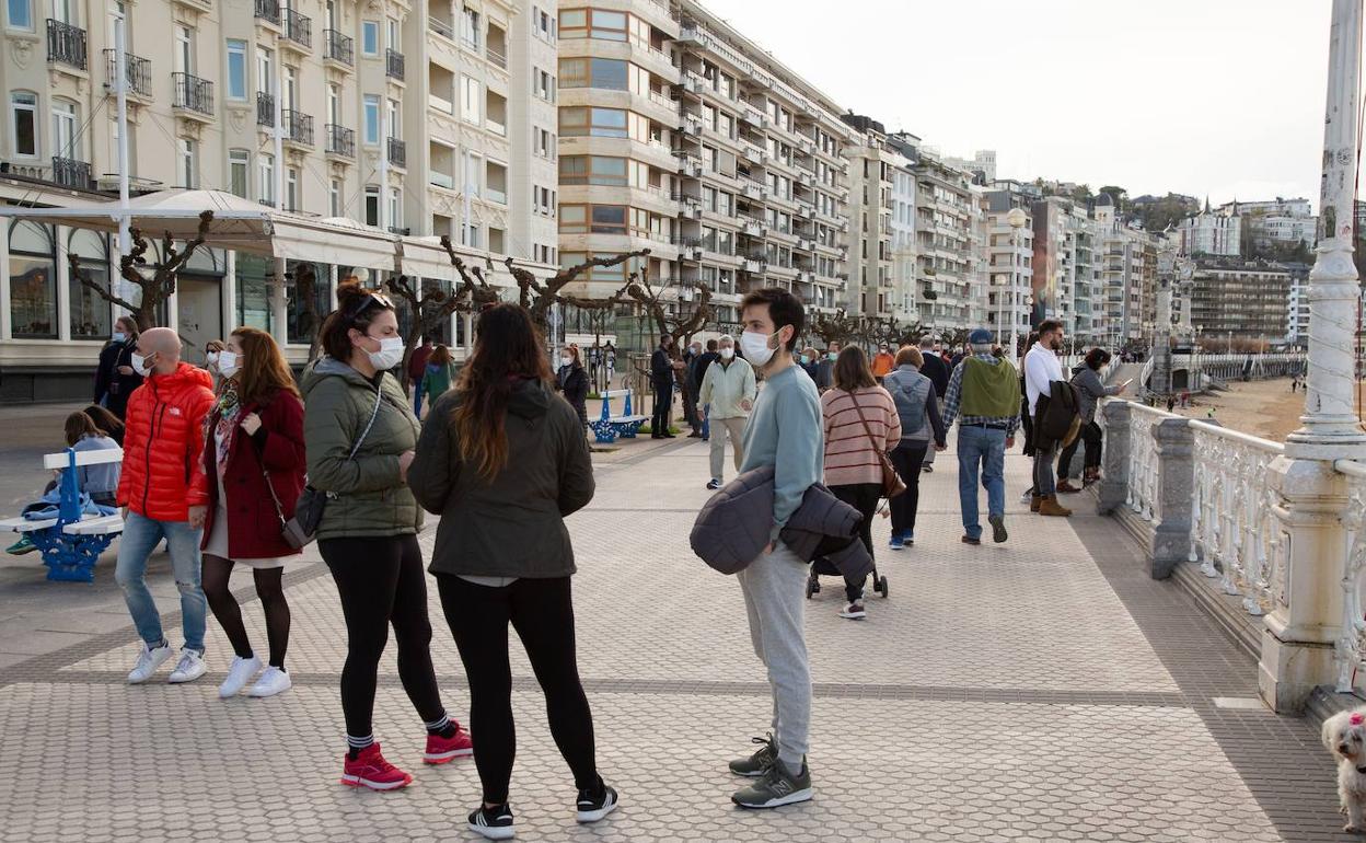 Las navidades y el buen tiempo han dejado paseos llenos y buen ambiente en las calles de Donostia pese al avance de la pandemia.