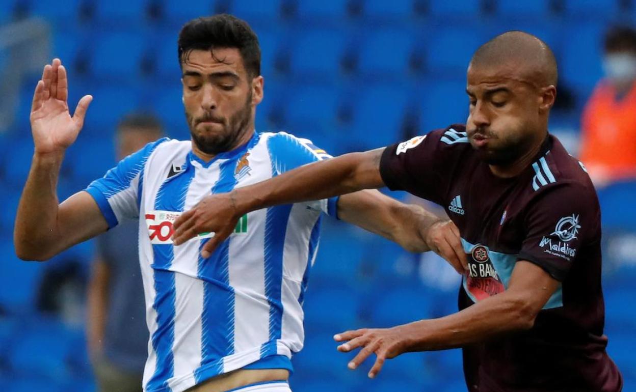 Rafinha, jugando con el Celta en Anoeta el año pasado. En la imagen con Mikel Merino.