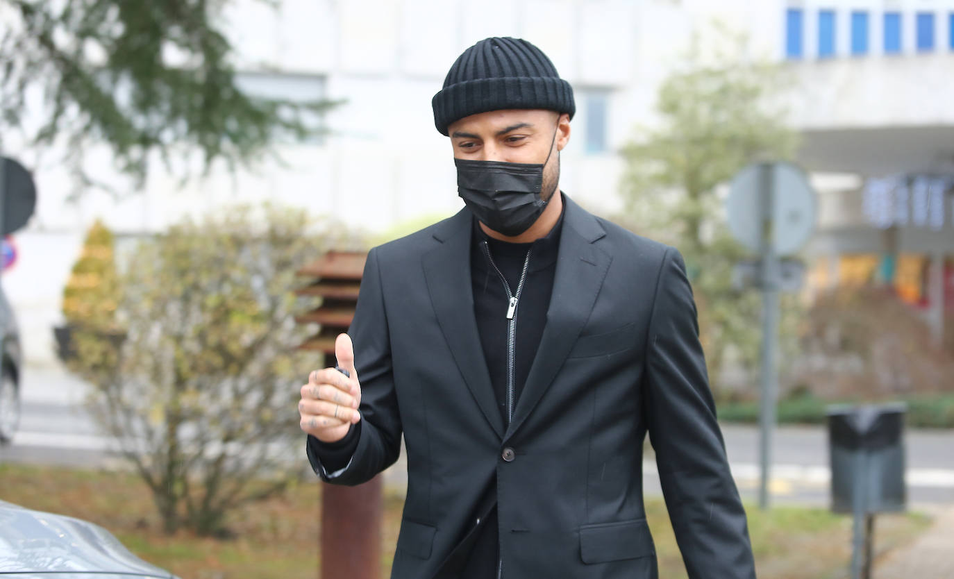 Rafinha sale del centro hospitalario en el que ha sido sometido a un reconocimiento médico y al que ha acudido junto a Roberto Olabe y Erik Bretos, los hombres fuertes de la dirección deportiva realista.