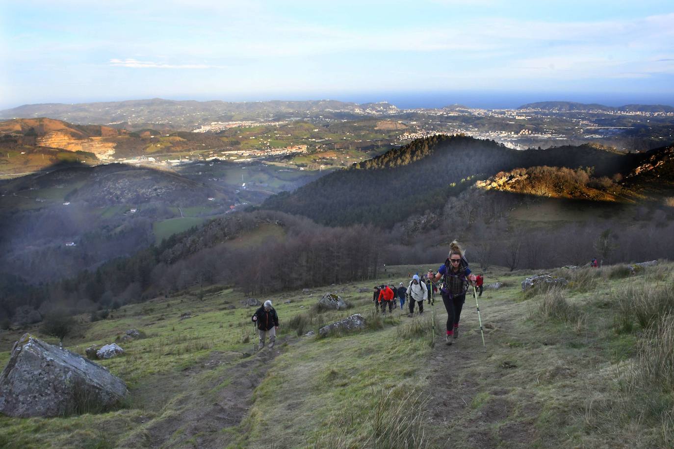 Montañeros subiendo al Adarra en año nuevo de 2018