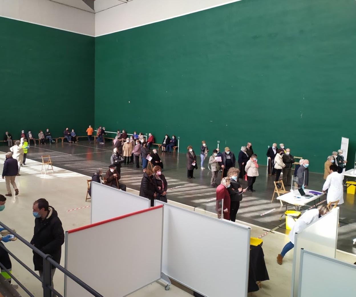 Mientras, se continúa con la tercera dosis de la vacunación. 