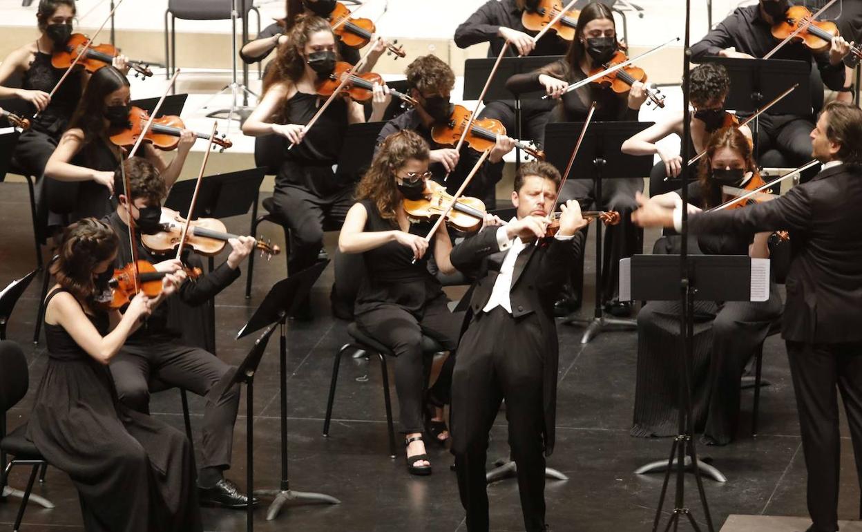El violinista Julian Rachlin con la EGO en el Kursaal el pasado mes de agosto. 