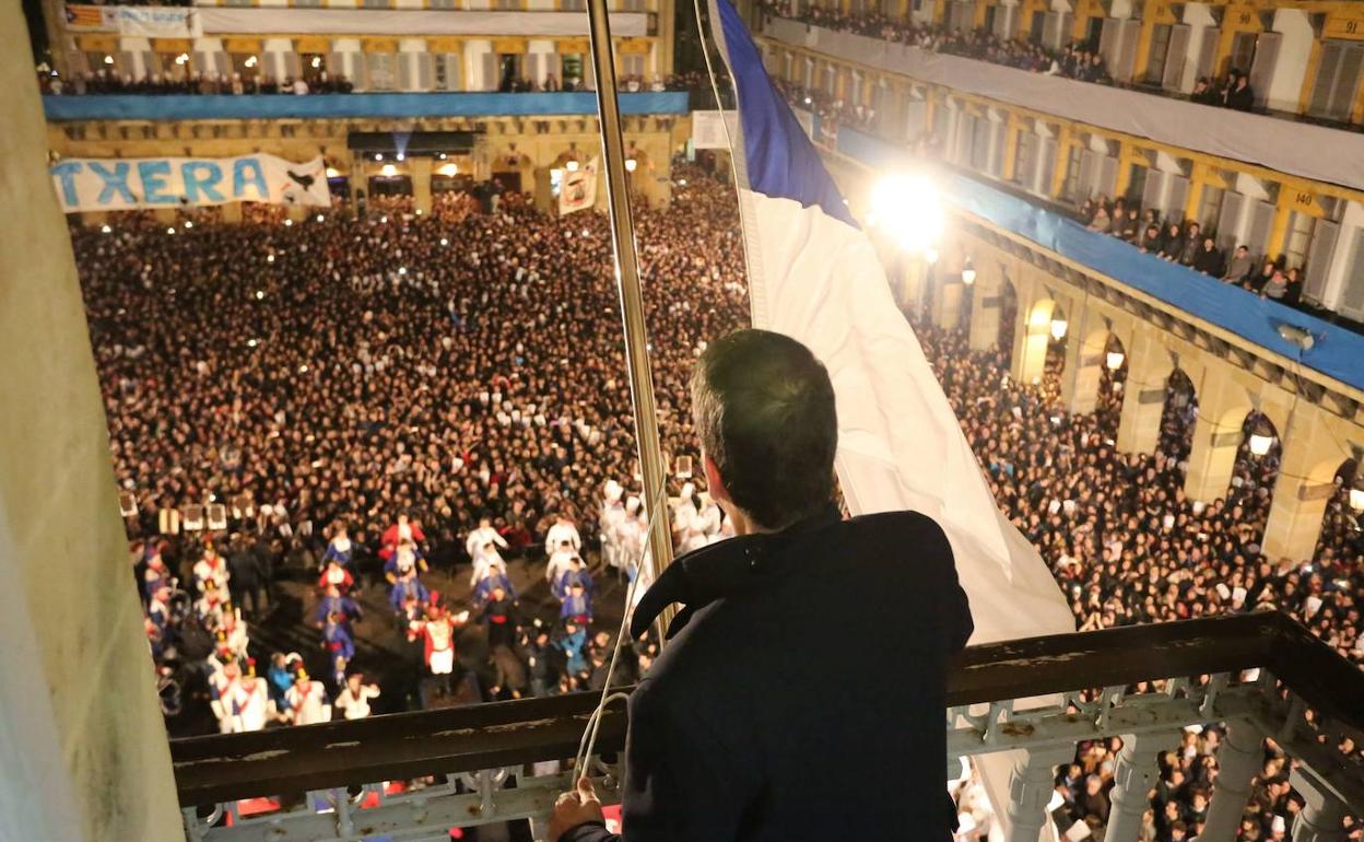 Imagen de archivo de la izada de 2018.