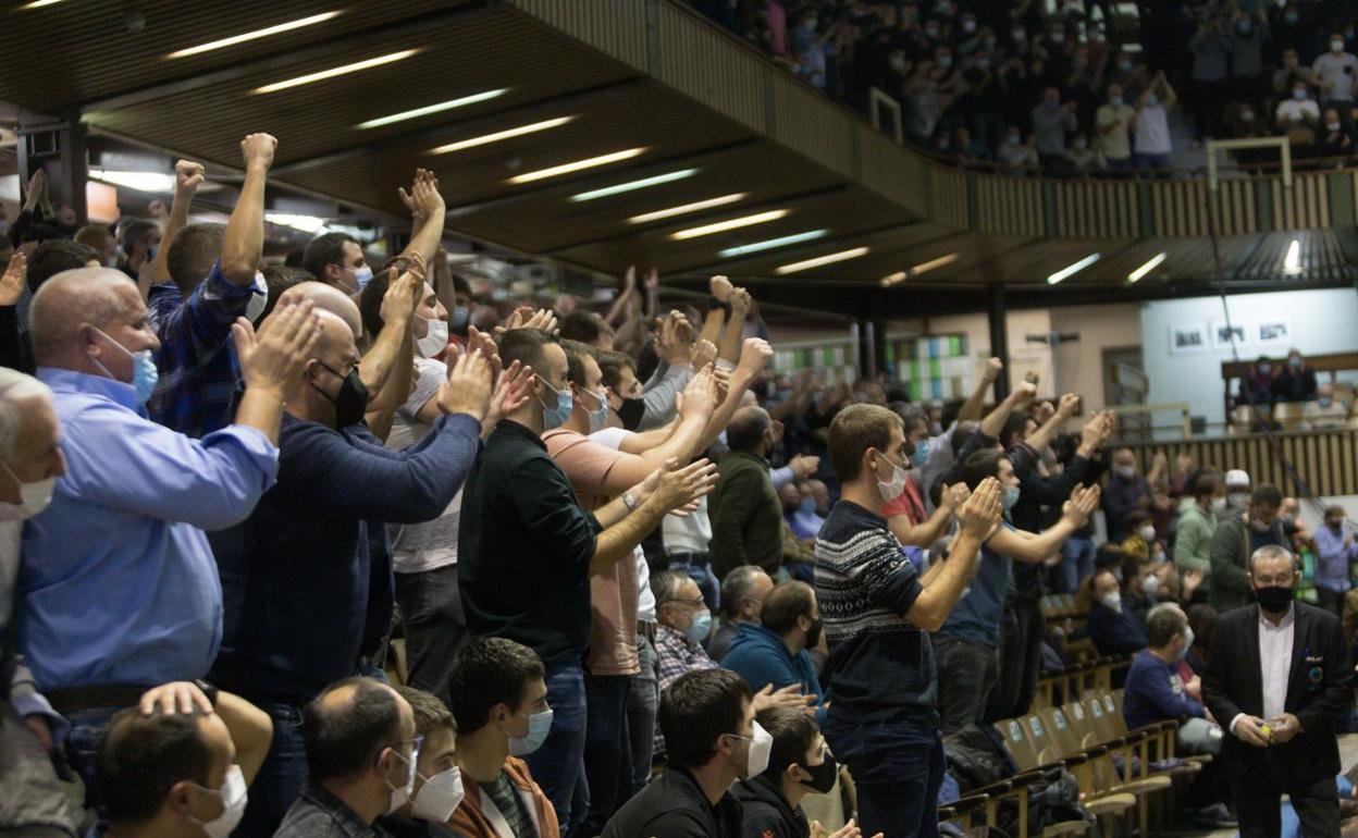 El Astelena estaba listo para vivir su segundo lleno consecutivo tras el del pasado sábado. 