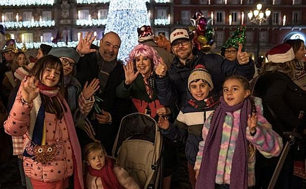 Santiago Segura junto a Antonio Resines, Loles León y los niños protagonistas de 'Padre no hay más que uno 3'.