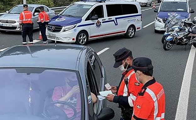La Ertzaintza suspende los controles preventivos de alcohol y drogas por la escalada de contagios