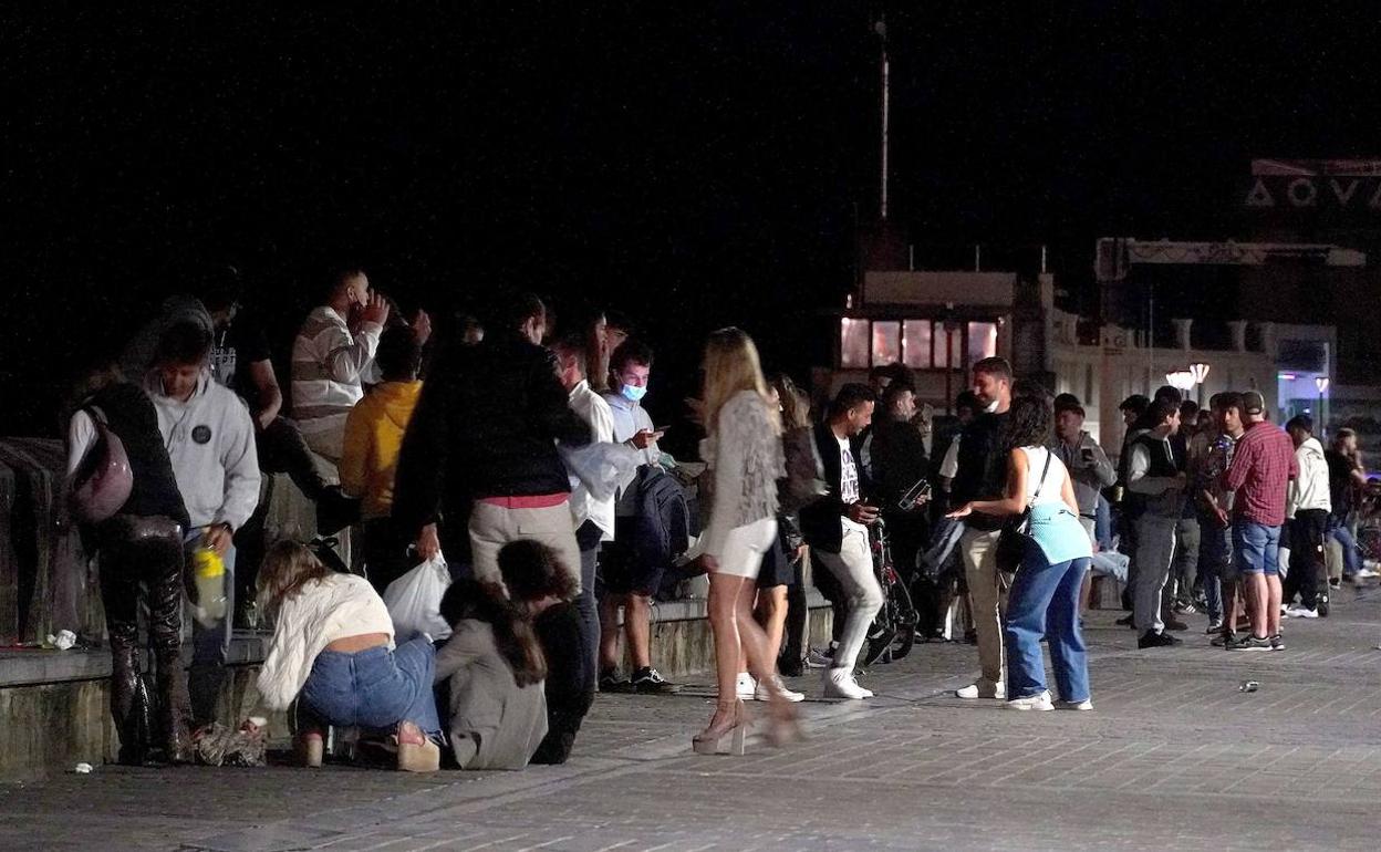 Botellón en la zona del puerto donostiarra este pasado verano.