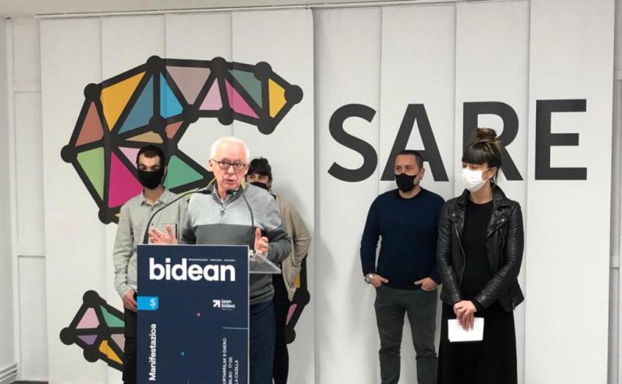 Joseba Azkarraga y otros representantes de Sare, en la rueda de prensa de este jueves en Vitoria.