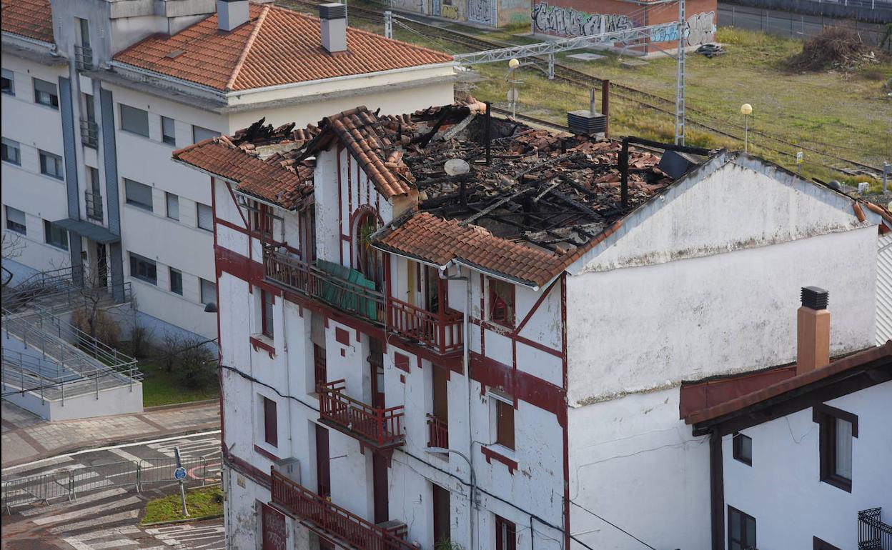 Edificio incendiado el pasado día 24 en Hernani.
