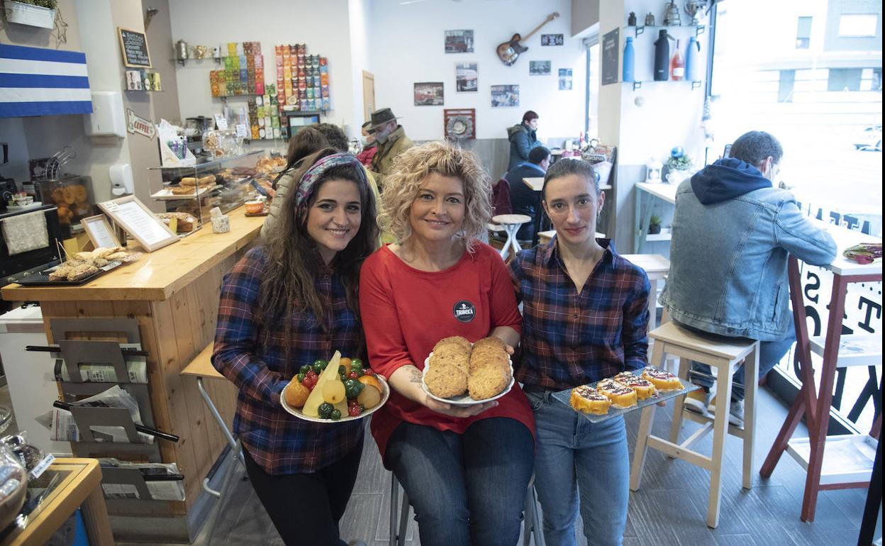Olatz Santiago, en el centro, abrió hace 6 años el Tribeka Intxaurrondon Coffee. 