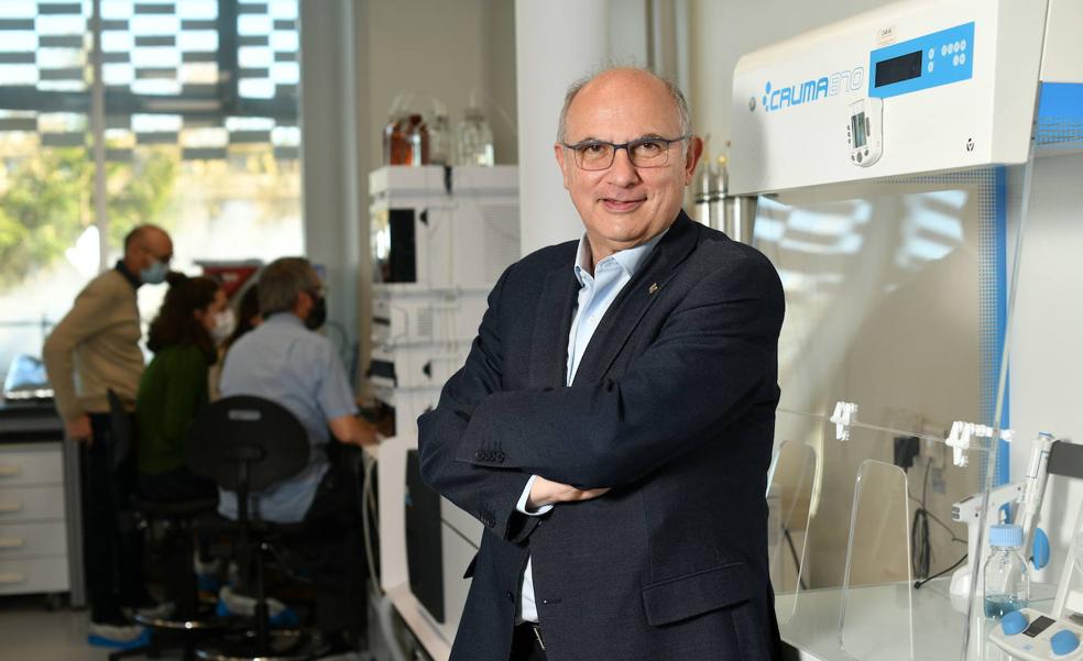 Javier García posa en uno de los laboratorios que ya estánen funcionamiento en las nuevas instalaciones de Viralgenen el parque tecnológico de Miramón