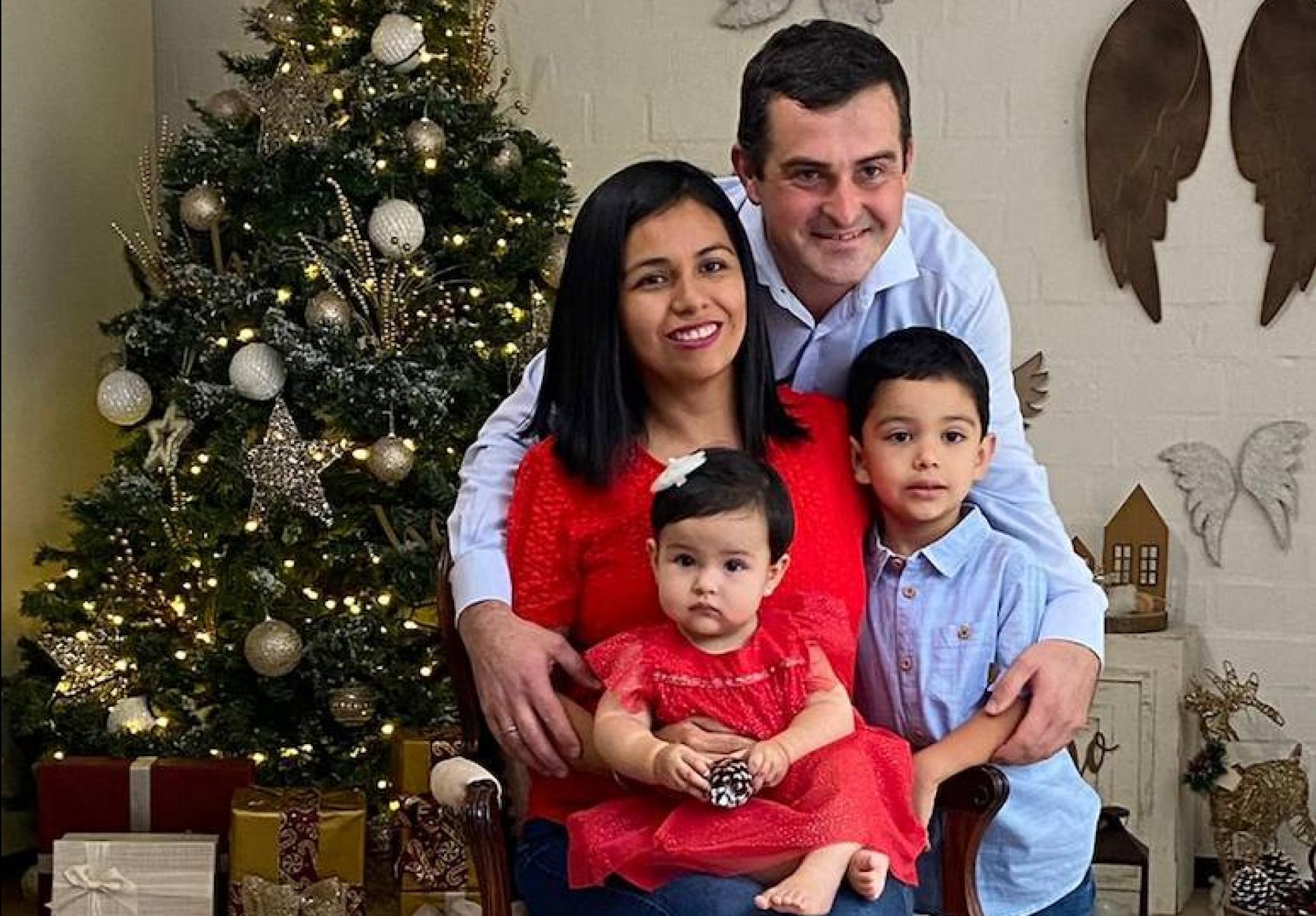 Postal navideña. Rubén y Sadith posan con sus hijos, Iñaki e Illari.