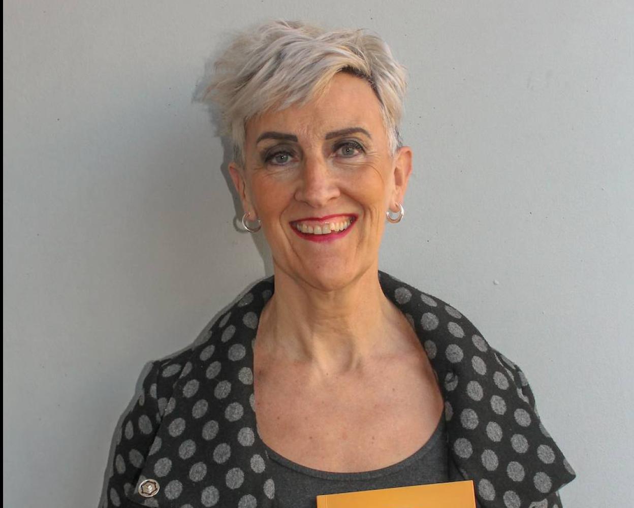 Hezkuntzaren mundutik dator Arrieta, eta idazle gisa ere lotura estua du mundu horrekin. 