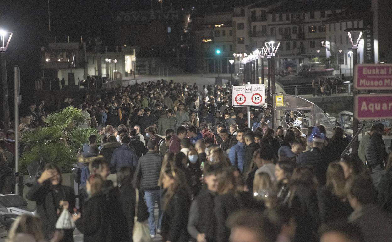 Miles de jóvenes se reunieron en los alrededores del puerto donostiarra para celebrar el año nuevo. 