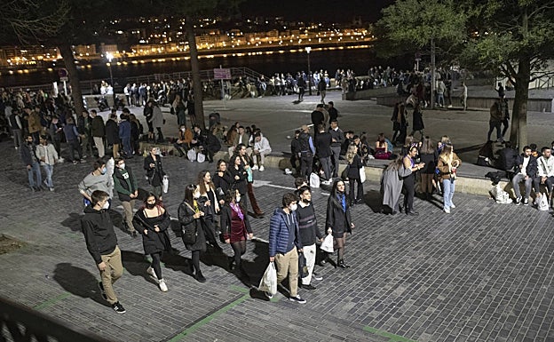 A partir de la 01:30 horas desde el Náutico hasta la antigua lonja empezó a aglutinarse un buen número de jóvenes. 