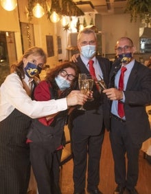 Imagen secundaria 2 - Hacia la una de la madrugada, bares y restaurantes comenzaron a echar el cierre. El cotillón del Hotel Londres fue más apagado que otros años. 