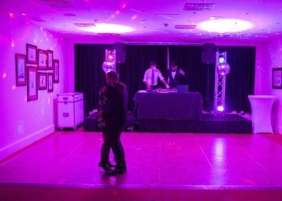 Imagen secundaria 1 - Hacia la una de la madrugada, bares y restaurantes comenzaron a echar el cierre. El cotillón del Hotel Londres fue más apagado que otros años. 