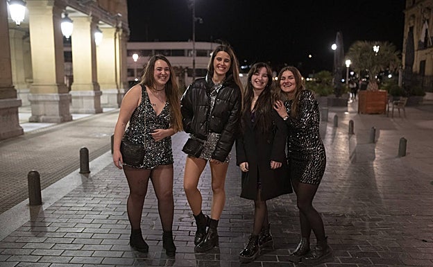 Brenda, Leire, Garazi y Varvara, un grupo de estudiantes que se acercaron a celebrar el 2022. 