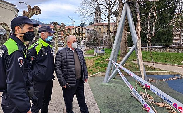 Imagen principal - El alcalde, en el lugar de los hechos junto a dos agentes de la polícia local.