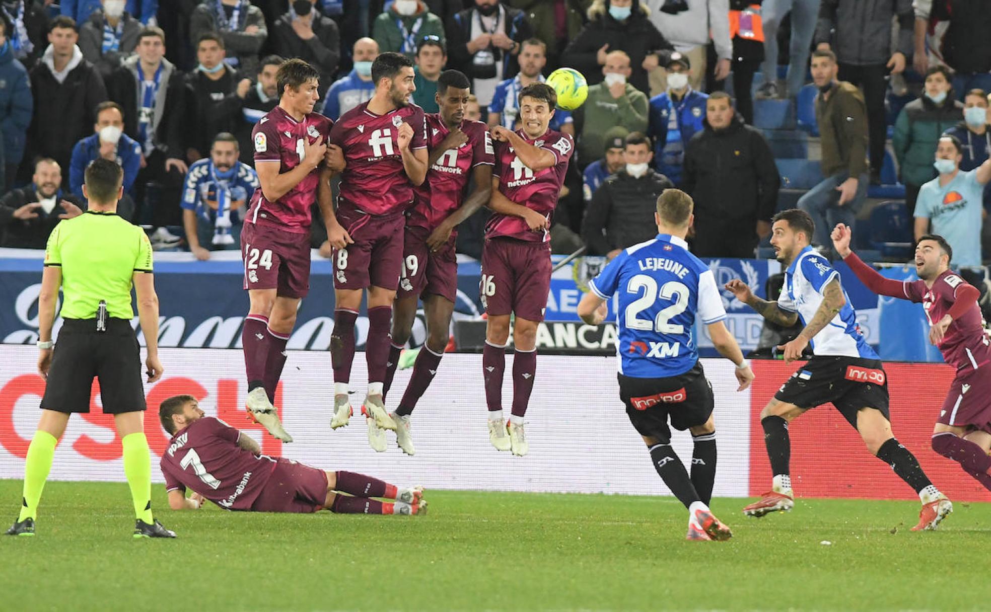 Los realistas defienden un libre directo a favor del Alavés. 