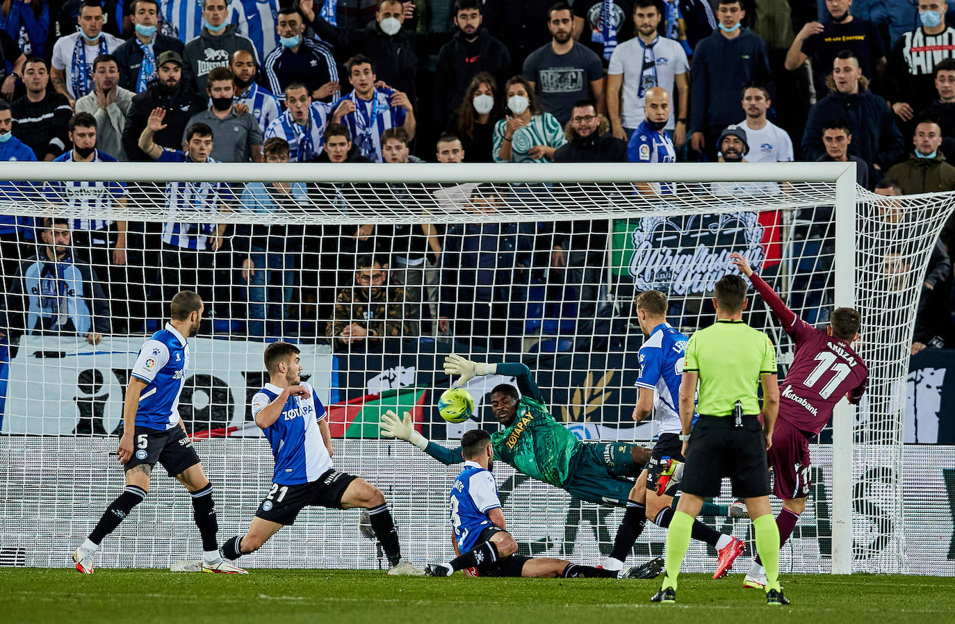 Fotos: Las imágenes del Alavés-Real Sociedad