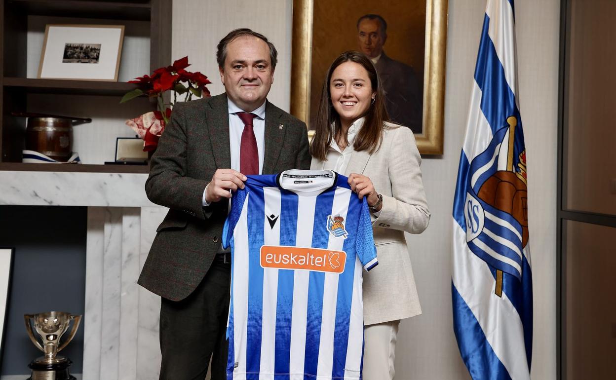La jugadora Amaiur Sarriegi junto al presidente Jokin Aperribay