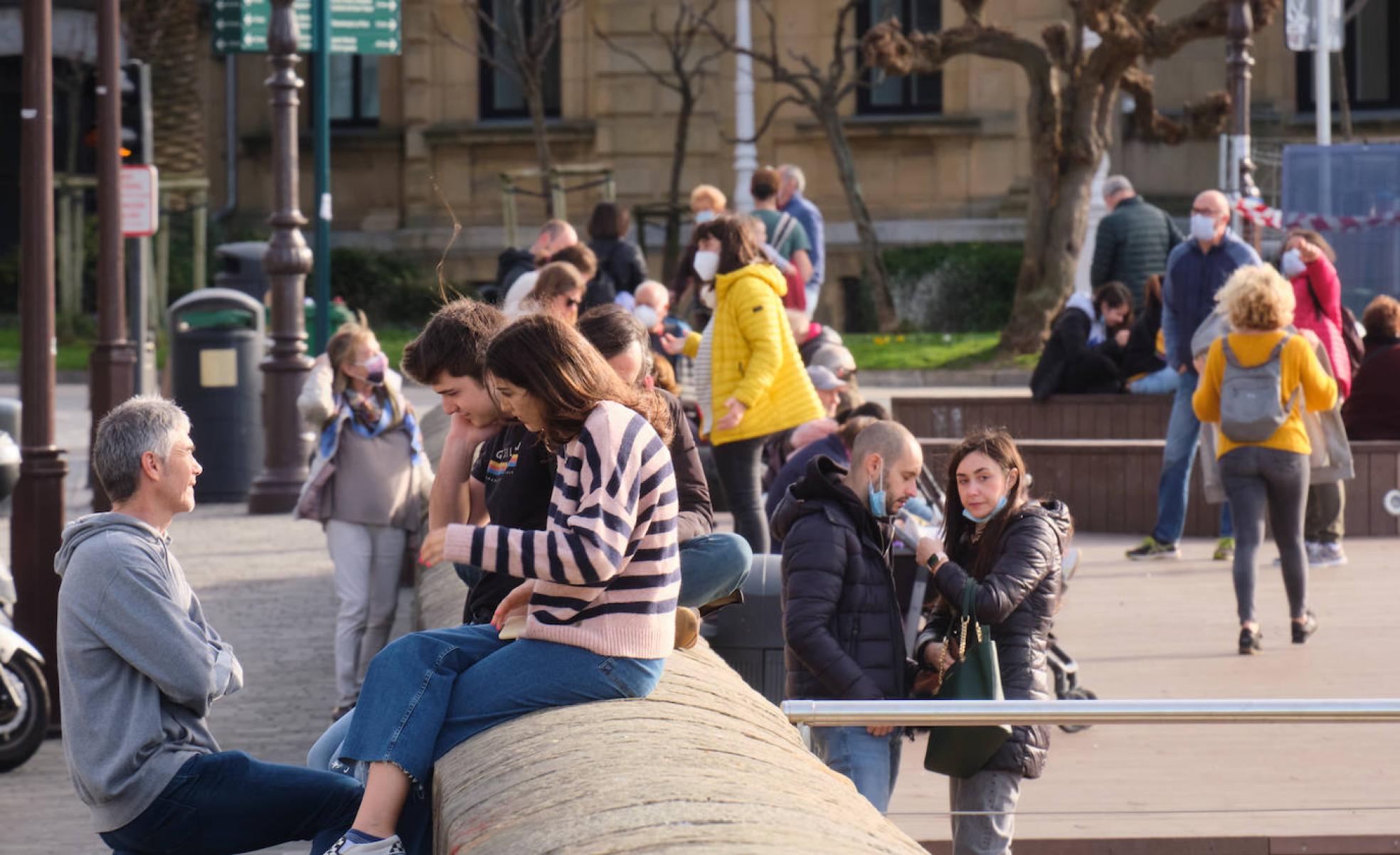 El buen tiempo ha animado a la gente a pasear por el Muelle.