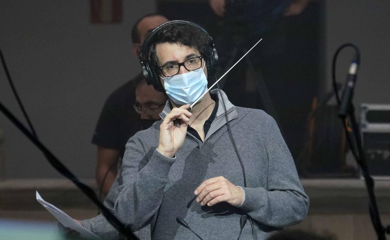 Kantak moldatu dituen Fernando Velázquez artxiboko argazkian, Arrasaten zuzendu zuen entsegu batean.