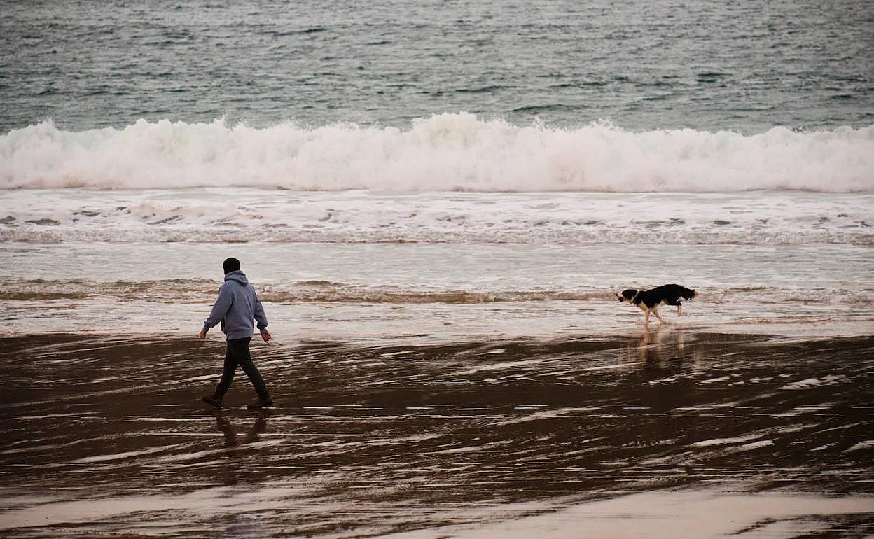 Una persona pasea por la playa de La Concha esta mañana.