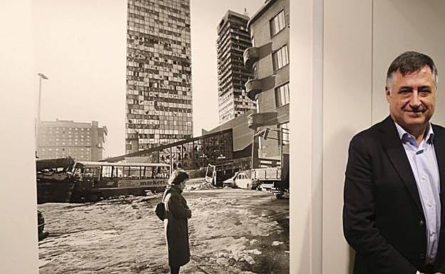 Gervasio Sánchez, junto a una de las fotografías de 'Vida'.