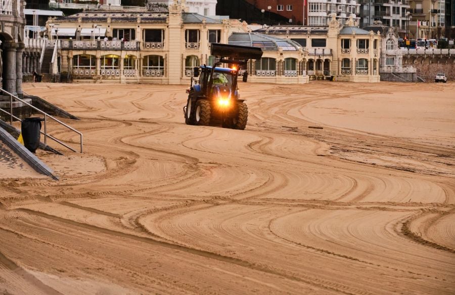 Fotos: Puesta a punto de la playa de La Concha