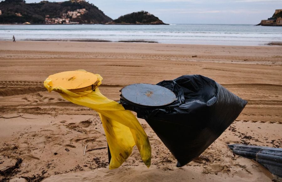 Fotos: Puesta a punto de la playa de La Concha