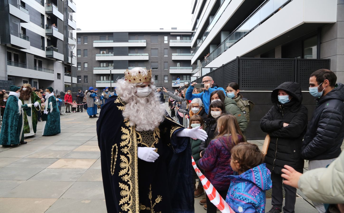 Fotos: La cabalgata de los Reyes Magos recorre las calles de Donostia