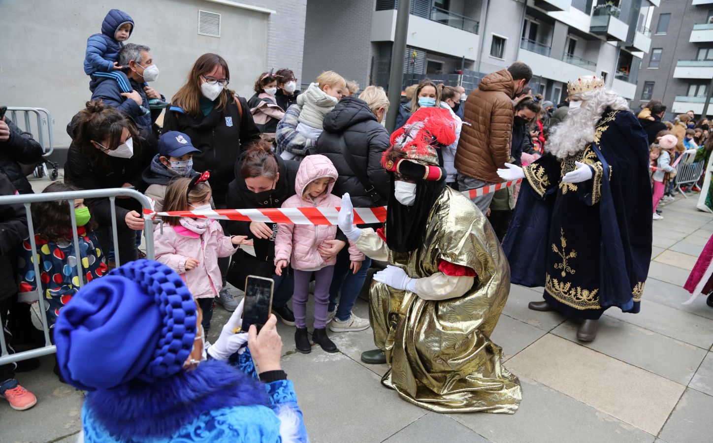 Fotos: La cabalgata de los Reyes Magos recorre las calles de Donostia