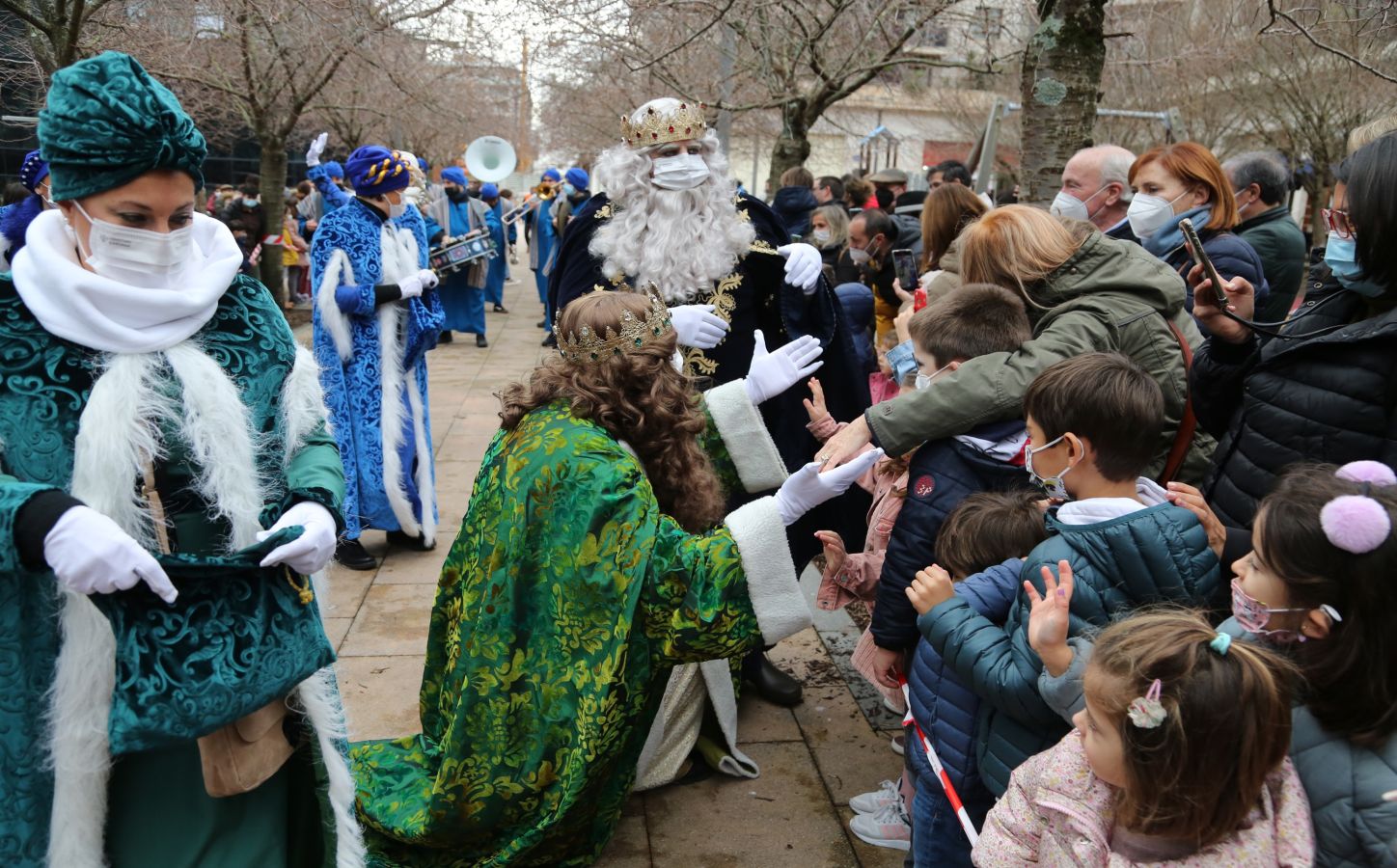 Fotos: La cabalgata de los Reyes Magos recorre las calles de Donostia