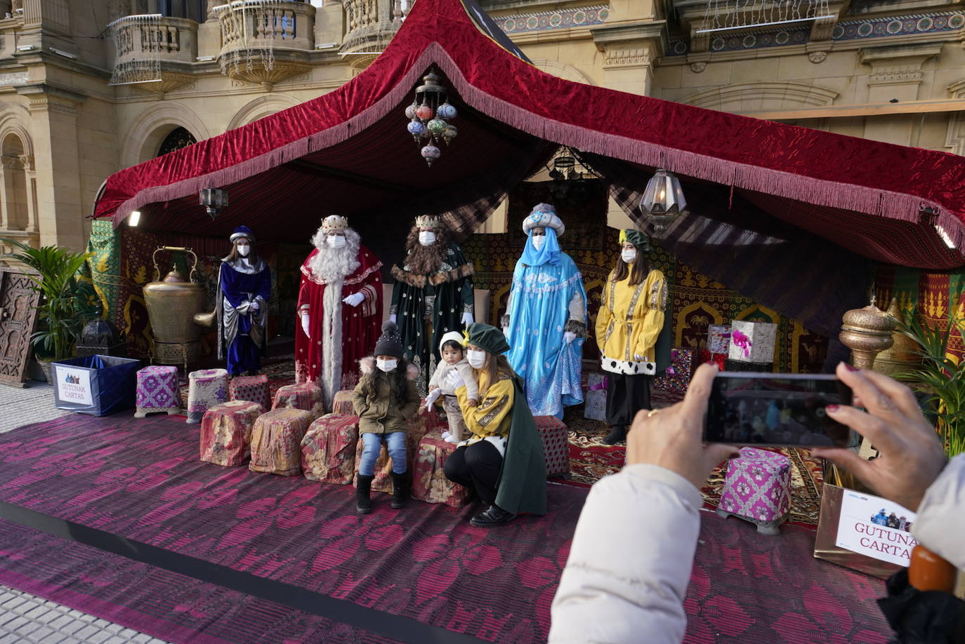 Fotos: La cabalgata de los Reyes Magos recorre las calles de Donostia