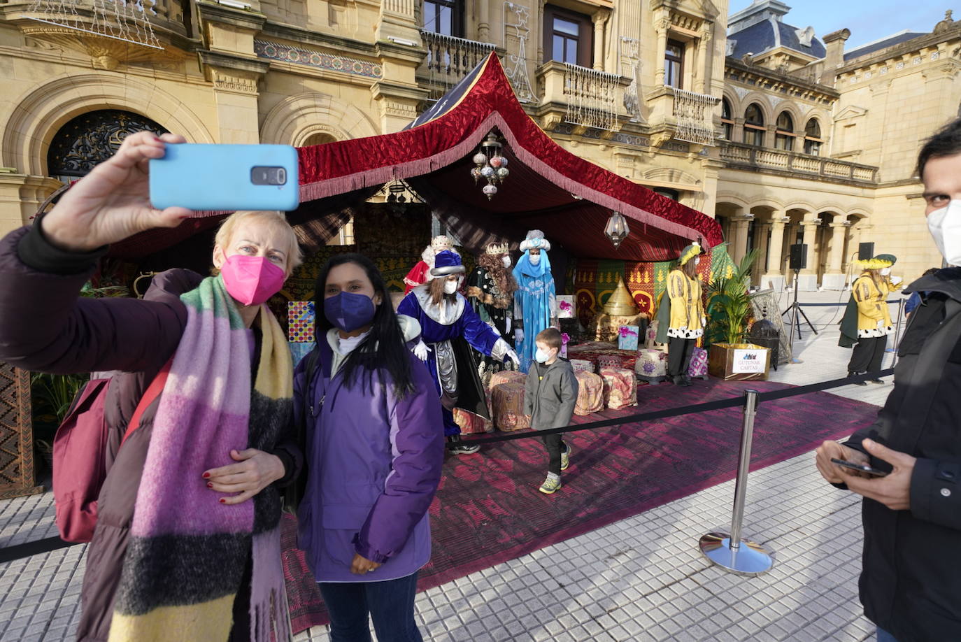 Fotos: La cabalgata de los Reyes Magos recorre las calles de Donostia