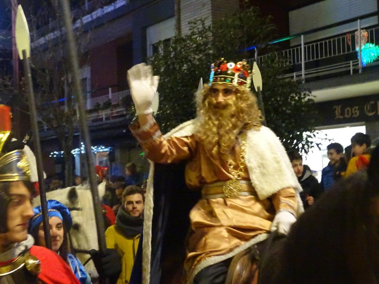 Gaspar saluda a los bergareses durante la cabalgata celebrada en 2018 en Irala kalea. 