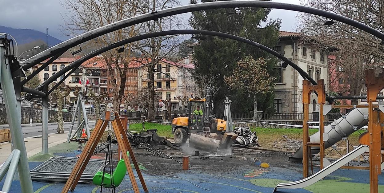 Aspecto que presentaban ayer los restos del parque infantil cubierto de Gaztanenea al inicio de las labores de limpieza. 